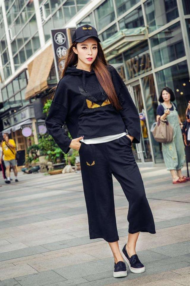 芬迪小怪兽羽绒服多少钱？
