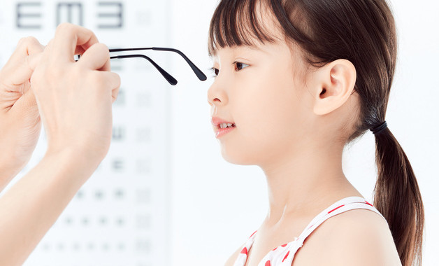 眼镜怎么挑选 选眼镜的三个匹配标准介绍