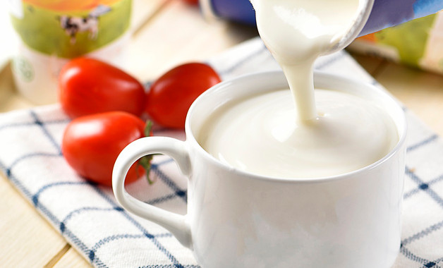 在家做奶昔最简单的方法（做奶昔用酸奶还是牛奶）