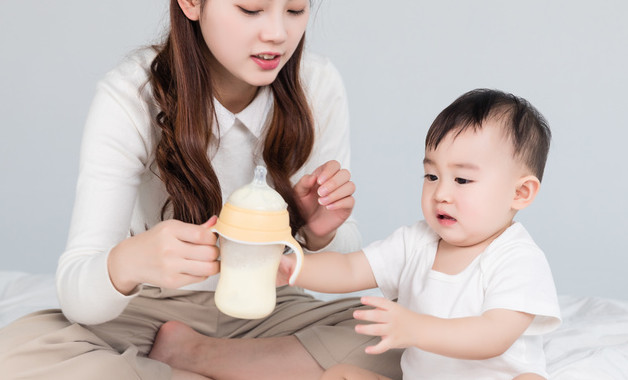 新生儿喂奶粉方法（新生儿如何喂奶粉）